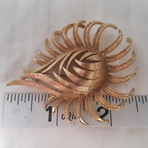 Vintage Monet Large Flower Gold Tone Pin Brooch(read description) - Picture 4 of 8